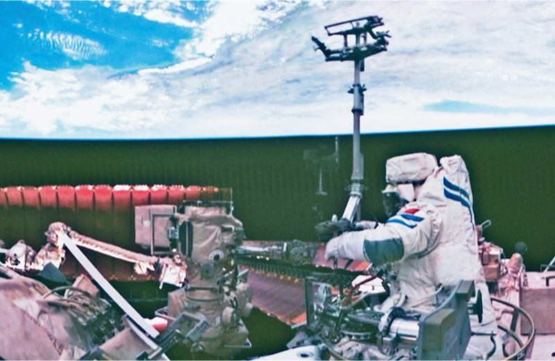 黨的十八大以來，我國科技事業(yè)取得歷史性成就、發(fā)生歷史性變革，科技自立自強成果持續(xù)涌現(xiàn)。圖為2024年7月3日在北京航天飛行控制中心拍攝的神舟十八號航天員李聰在空間站組合體艙外作業(yè)的畫面。 新華社記者 郭中正/攝