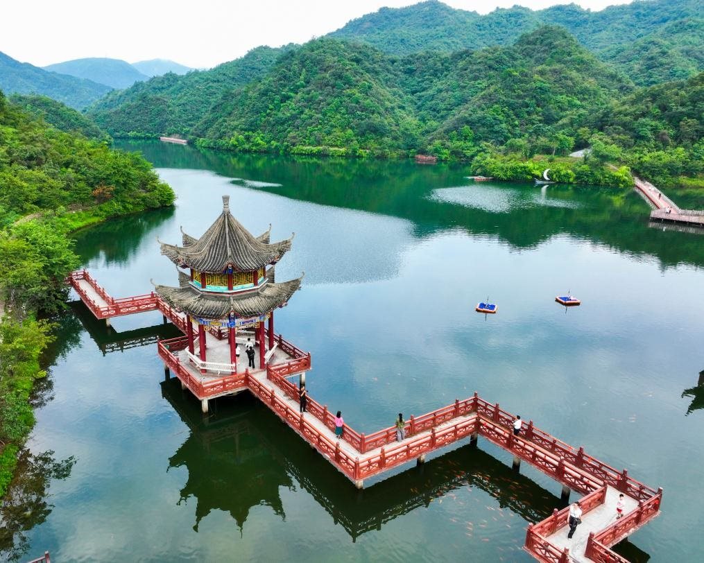 2024年8月11日，游客在湖南省雙牌縣陽(yáng)明山國(guó)家森林公園萬和湖休閑游玩。新華社發(fā)（周秀魚春攝）