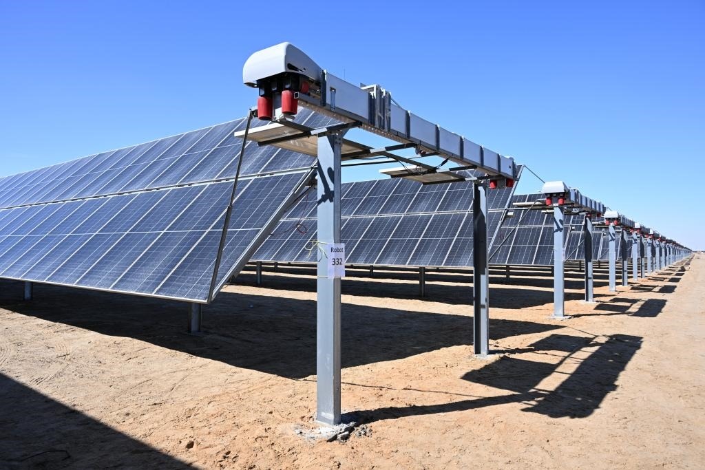 這是2023年3月18日在位于阿聯(lián)酋阿布扎比南部的艾爾達(dá)芙拉光伏電站拍攝的光伏板。新華社發(fā)（中國(guó)機(jī)械設(shè)備工程股份有限公司阿布扎比分公司供圖）