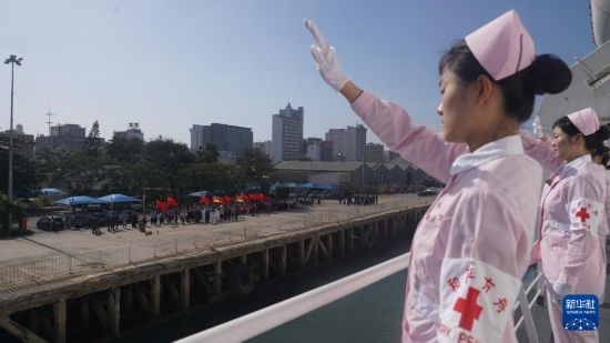 當(dāng)?shù)貢r(shí)間8月16日上午10時(shí)許，執(zhí)行“和諧使命-2024”任務(wù)的中國(guó)海軍“和平方舟”號(hào)醫(yī)院船圓滿(mǎn)結(jié)束對(duì)莫桑比克的訪(fǎng)問(wèn)，駛離馬普托港，前往本次任務(wù)第五站南非。新華社發(fā)（曹春耀 攝）