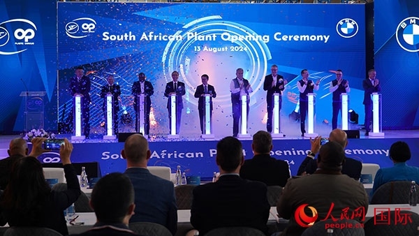 嘉賓點亮燈柱。人民網(wǎng) 張茜攝