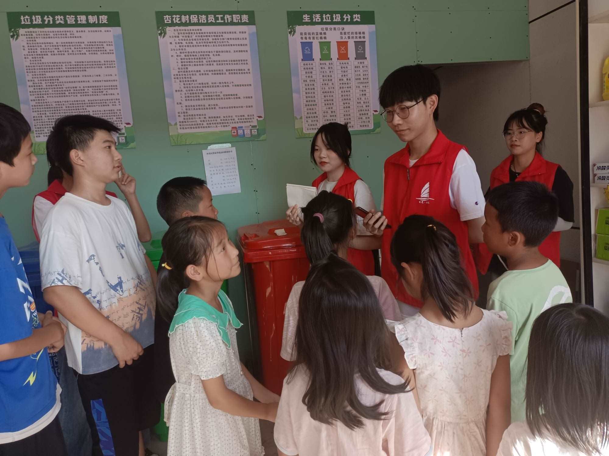 “小水滴”志愿服務(wù)隊(duì)進(jìn)校園宣講環(huán)保內(nèi)容