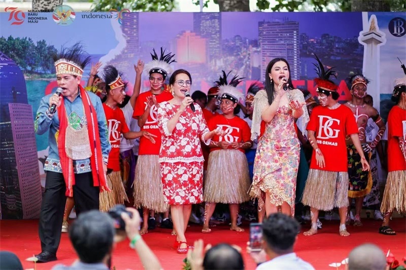 大使夫婦與演員一起共唱《明天會(huì)更好》。