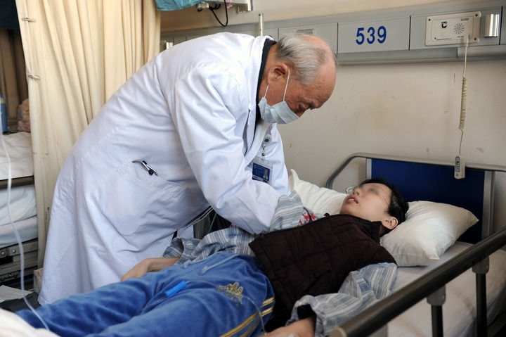 瑞金醫(yī)院終身教授王振義在上海瑞金醫(yī)院為病人看?。ㄙY料照片）。 新華社發(fā)