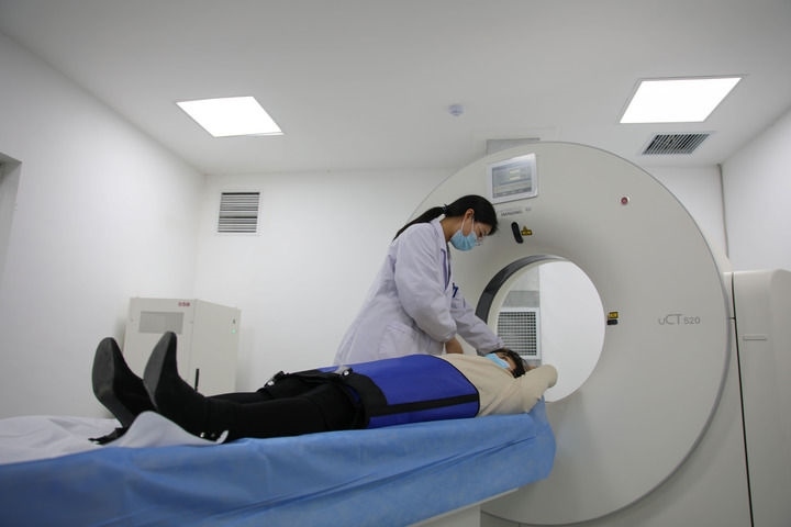 2023年3月2日，安徽省合肥市包河區(qū)煙墩街道社區(qū)衛(wèi)生服務(wù)中心的醫(yī)護(hù)人員為患者進(jìn)行CT檢查。 新華社記者 曹力 攝