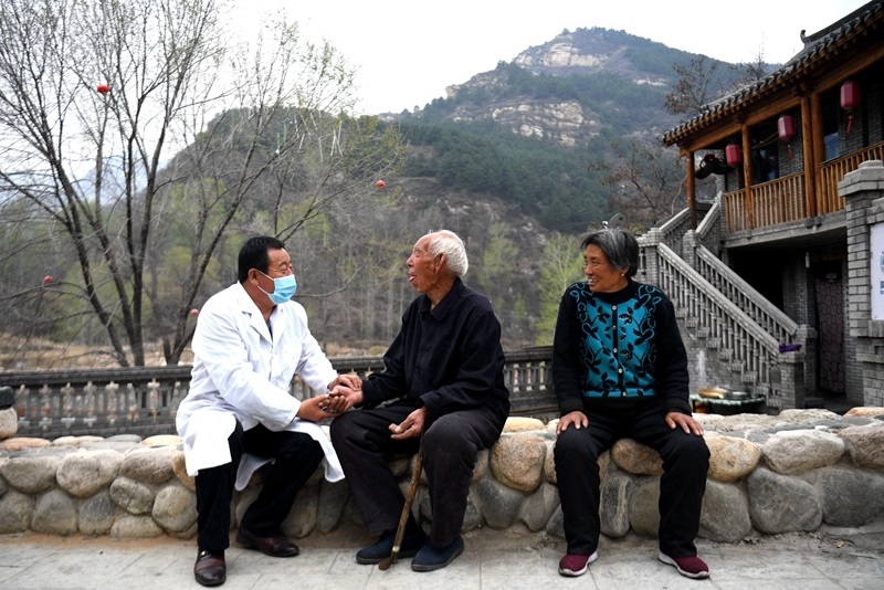 2020年4月15日，在河北阜平縣龍泉關(guān)鎮(zhèn)駱駝灣村，村醫(yī)霍建國(guó)為村民把脈。
