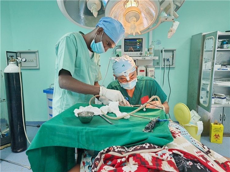 李廣醫(yī)生與當(dāng)?shù)蒯t(yī)生在做手術(shù)中。中國(guó)援桑醫(yī)療隊(duì)供圖
