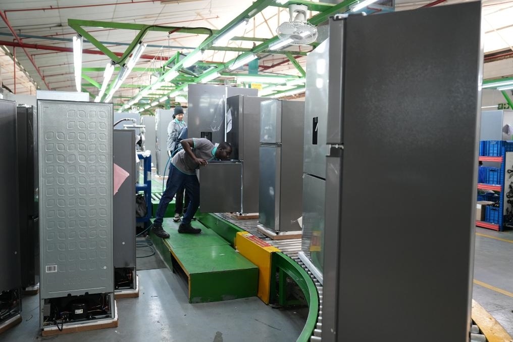 8月14日，在南非開普敦，當(dāng)?shù)貑T工在海信南非工業(yè)園的冰箱生產(chǎn)線上工作。新華社記者王雷攝