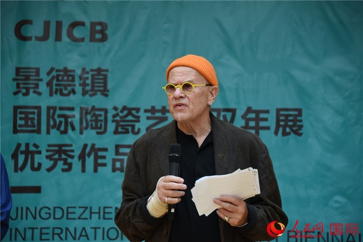 瑞典藝術家托比恩·卡爾斯博致辭。人民網記者 殷淼攝