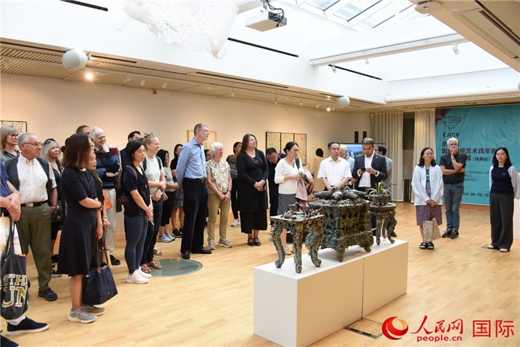 來賓參觀展覽作品。人民網記者 殷淼攝