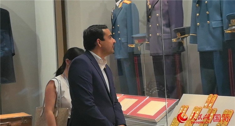 毛里求斯民議會議長阿德里安·夏爾·杜瓦爾參觀中國共產(chǎn)黨歷史展覽館。人民網(wǎng) 鐘文興攝