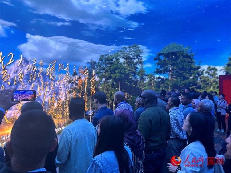 代表團(tuán)在全景影院中感受長(zhǎng)征場(chǎng)景。人民網(wǎng) 曹欣悅攝