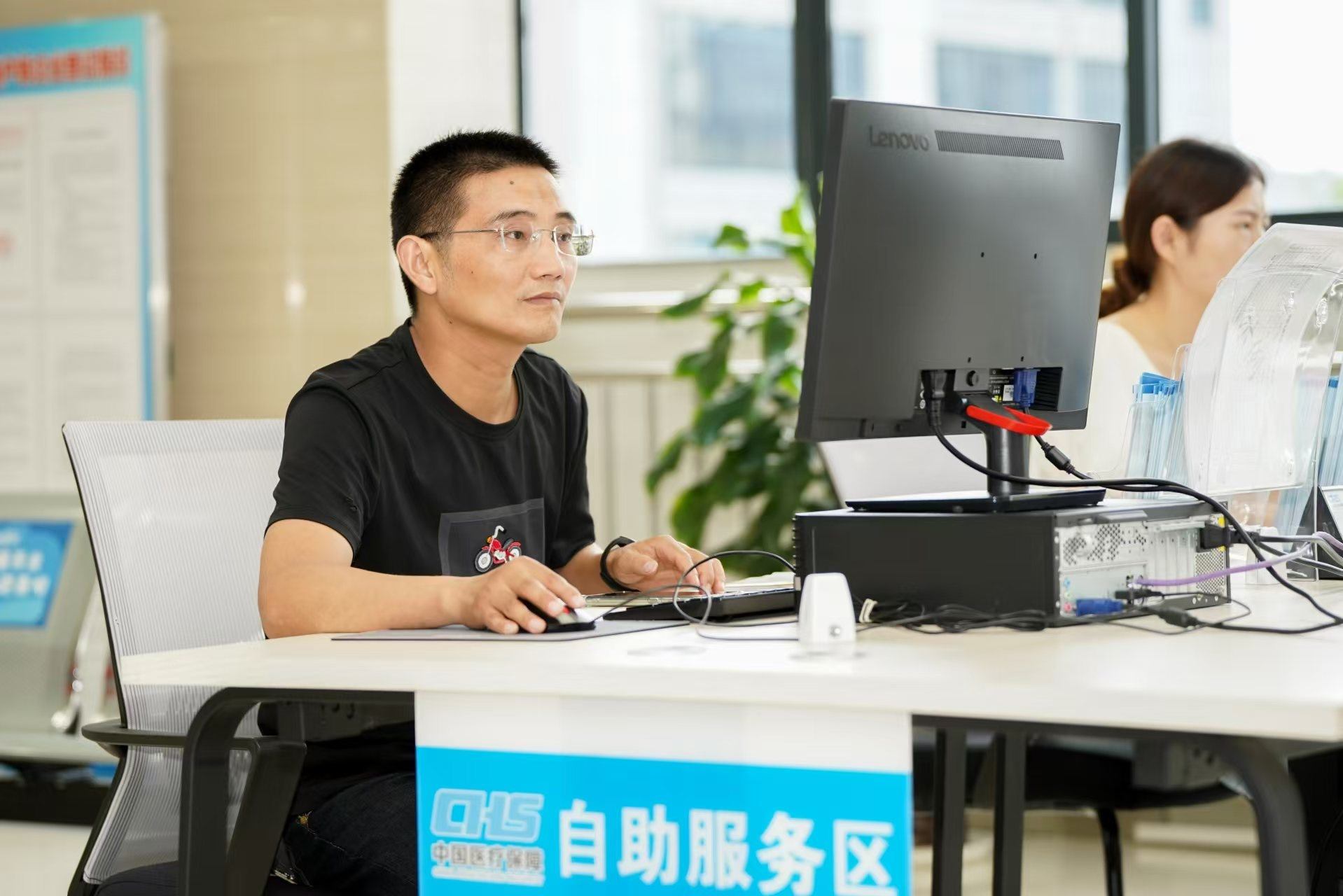 安徽省池州市市民在市政務(wù)服務(wù)大廳辦理業(yè)務(wù)。人民網(wǎng)記者 王銳攝