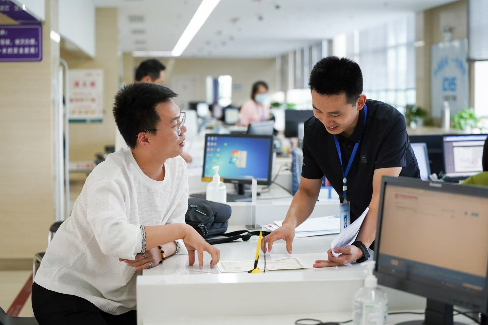 安徽省池州市市民在市政務(wù)服務(wù)大廳辦理業(yè)務(wù)。人民網(wǎng)記者 王銳攝