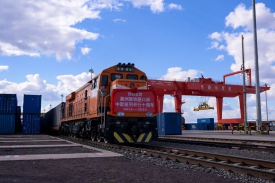 2023年9月20日，一列中歐班列行駛在內(nèi)蒙古滿洲里站貨運(yùn)車間集裝箱場(chǎng)。作為我國(guó)向北開放的“橋頭堡”、中歐班列“東通道”的重要口岸，滿洲里鐵路口岸不斷加大中歐班列通道能力建設(shè)，進(jìn)一步提升運(yùn)輸效率和品質(zhì)