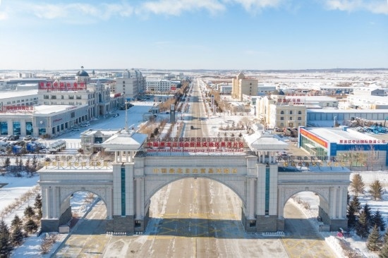 這是2024年1月31日拍攝的中國(guó)（黑龍江）自由貿(mào)易試驗(yàn)區(qū)黑河片區(qū)（無人機(jī)照片）。五年來，中國(guó)（黑龍江）自由貿(mào)易試驗(yàn)區(qū)將“試驗(yàn)田”種成“高產(chǎn)田”，以全省萬分之三的面積，貢獻(xiàn)了全省約五分之一的實(shí)際使用外資和七分之一的外貿(mào)進(jìn)出口，在對(duì)外合作、降低物流成本、培育特色產(chǎn)業(yè)和新業(yè)態(tài)新模式等方面深入探索，成功產(chǎn)出超過300項(xiàng)制度創(chuàng)新成果。