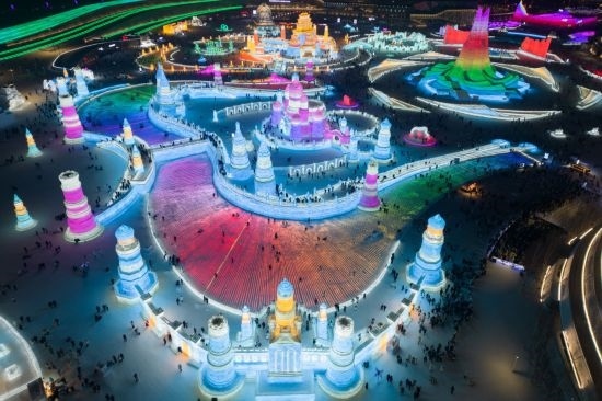 2024年1月1日，來自世界各地的游客在哈爾濱冰雪大世界園區(qū)內(nèi)游玩（無人機(jī)照片）。