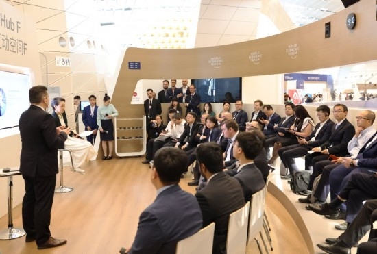 2024年6月26日，嘉賓在第十五屆夏季達(dá)沃斯論壇主會(huì)場(chǎng)——遼寧大連國(guó)際會(huì)議中心參與互動(dòng)討論。