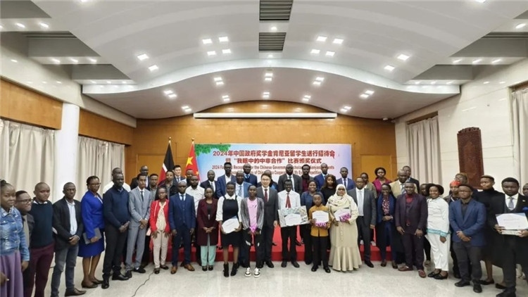 與會嘉賓和留學(xué)生們合影留念。中國駐肯尼亞大使館供圖