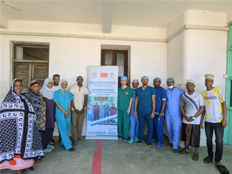 隊長蔣國慶（右七）和手術(shù)醫(yī)生、部分患者合影。中國援桑醫(yī)療隊供圖