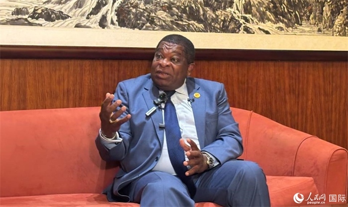 各國議會聯(lián)盟秘書長馬丁·純貢接受采訪。人民網(wǎng) 曹欣悅攝