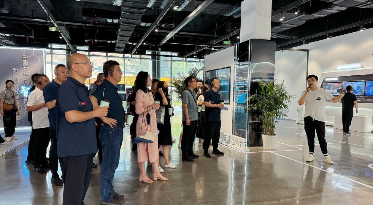 人民網(wǎng)“夢幻靈境”AI展演中心講解。人民網(wǎng) 王戰(zhàn)雄攝