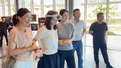 研學(xué)團(tuán)成員正在用VR眼鏡體驗(yàn)。人民網(wǎng) 王戰(zhàn)雄攝