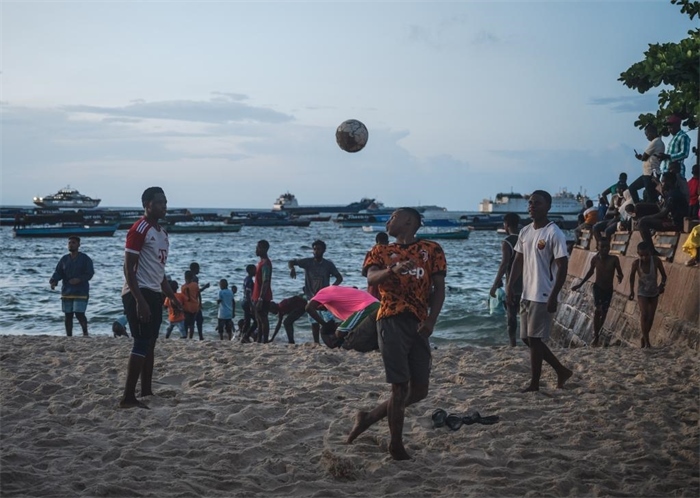 2023年12月31日，人們?cè)谔股Ｄ醽喩＝o巴爾島海濱踢球。新華社記者王冠森攝