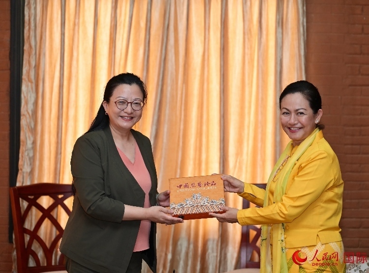 馬珈大使向岱岱楷部長(zhǎng)贈(zèng)送中國(guó)特色紀(jì)念品。人民網(wǎng)記者 謝佳君攝