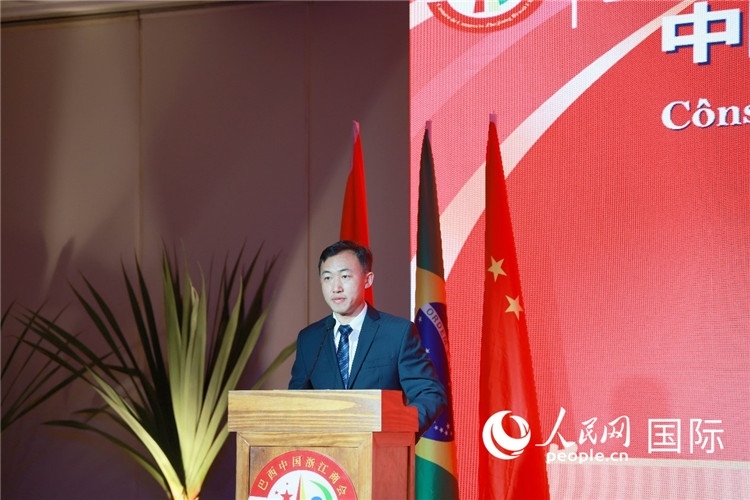 中國(guó)駐里約熱內(nèi)盧代總領(lǐng)事王海濤在典禮中致辭。人民網(wǎng)記者 陳海琪攝