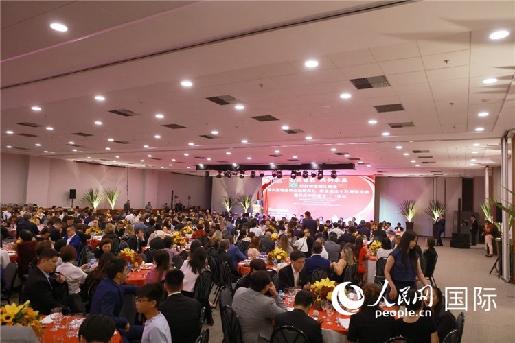 當(dāng)?shù)貢r(shí)間8月24日晚，巴西中國(guó)浙江商會(huì)第六屆理監(jiān)事會(huì)就職典禮在里約熱內(nèi)盧舉行。圖為就職典禮現(xiàn)場(chǎng)。人民網(wǎng)記者 陳海琪攝