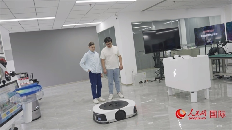 睿樂(lè)達(dá)機(jī)器人充電停車場(chǎng)。人民網(wǎng)記者 張榮攝