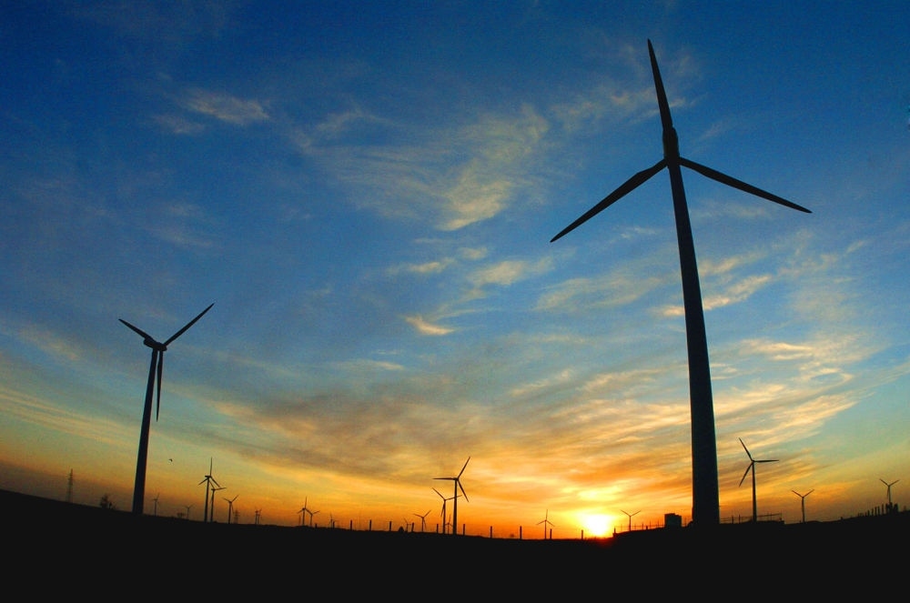 2005年，吉林省白城市通榆縣境內(nèi)幾十部風(fēng)力發(fā)電機(jī)組在工作。新華社發(fā)