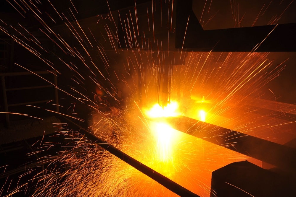 2015年3月10日，東北特鋼集團(tuán)大連基地生產(chǎn)的合金鋼連鑄坯進(jìn)行定尺切割。新華社發(fā)