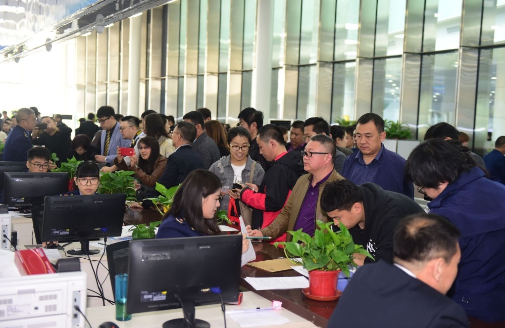 2017年4月10日，中國（遼寧）自由貿(mào)易試驗(yàn)區(qū)沈陽片區(qū)揭牌當(dāng)日，眾多企業(yè)咨詢注冊(cè)。新華社記者楊青攝
