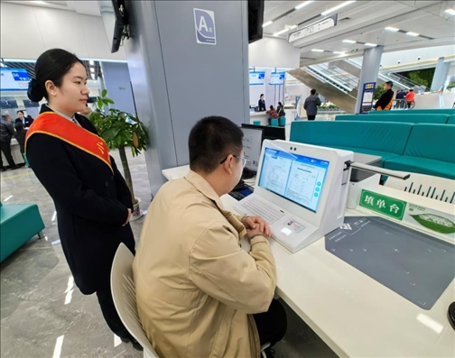 市民用電子范例填單臺錄入信息。人民網記者 周雯攝