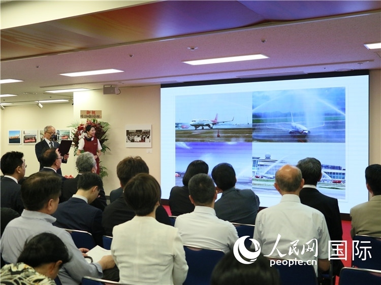 世界華人攝影聯(lián)盟副主席馮學(xué)敏現(xiàn)場點(diǎn)評。人民網(wǎng) 許可攝