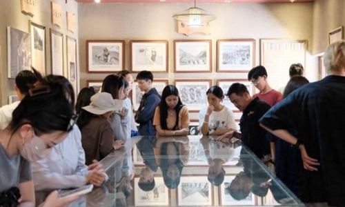 同學(xué)們觀摩文旅設(shè)計。校方供圖