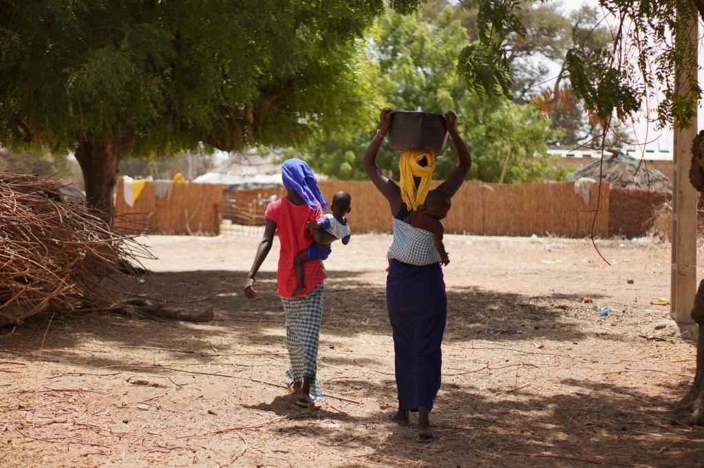 2023年3月20日，在塞內(nèi)加爾久爾貝勒區(qū)的泰內(nèi)富勒村，村民將取到的水運(yùn)回家。新華社記者 王子正 攝