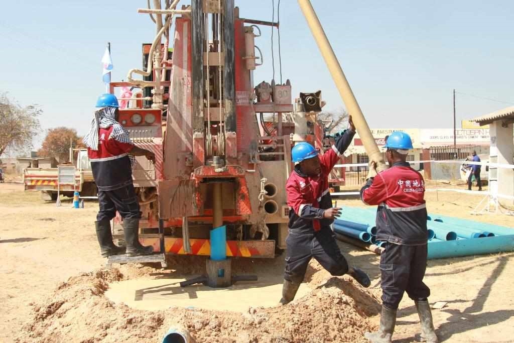 7月22日，工人在津巴布韋東馬紹納蘭省舉行的中國援津巴布韋300口水井項(xiàng)目開工儀式上鉆井。新華社發(fā)