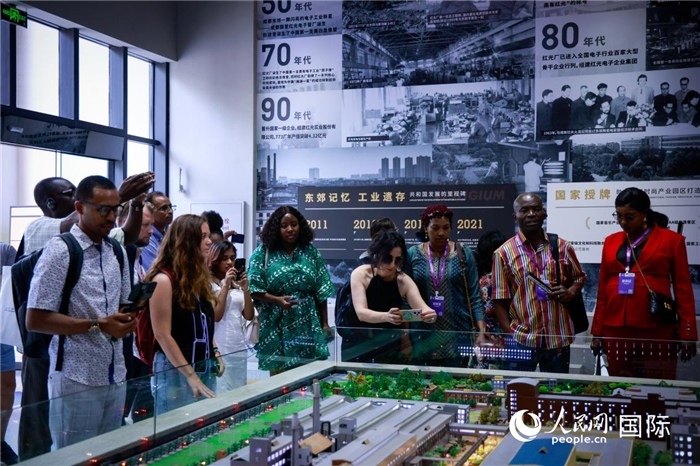 2024“一帶一路”媒體合作論壇聯(lián)合采訪調(diào)研行成員在東郊記憶園區(qū)參觀采訪。本報(bào)記者 伊霄攝