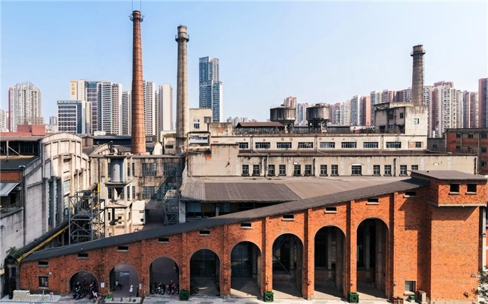 在原成都國(guó)營(yíng)紅光電子管廠舊址上改建而成的東郊記憶園區(qū)南大門(mén)。大門(mén)既保留了老工業(yè)區(qū)的風(fēng)貌，又融入了現(xiàn)代審美和創(chuàng)意，成為了園區(qū)一大亮點(diǎn)。資料圖片