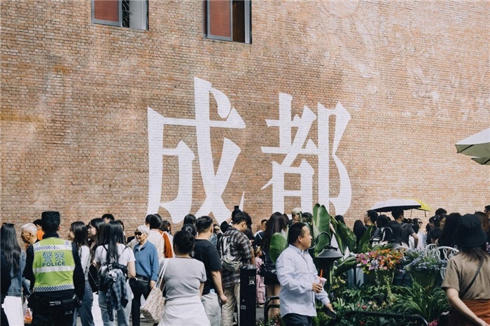 東郊記憶園區(qū)“成都?jí)Α币跃薮蟮摹俺啥肌弊謽雍酮?dú)特的藝術(shù)設(shè)計(jì)成為園區(qū)的網(wǎng)紅打卡地，吸引了眾多游客和市民前來(lái)參觀。資料圖片