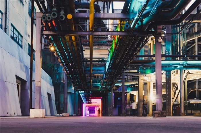 東郊記憶園區(qū)工業(yè)橫街完整地保留了園區(qū)的工業(yè)元素，如工業(yè)煙囪、動(dòng)力管廊架和水塔等，形成了園區(qū)獨(dú)特的工業(yè)風(fēng)景線。資料圖片