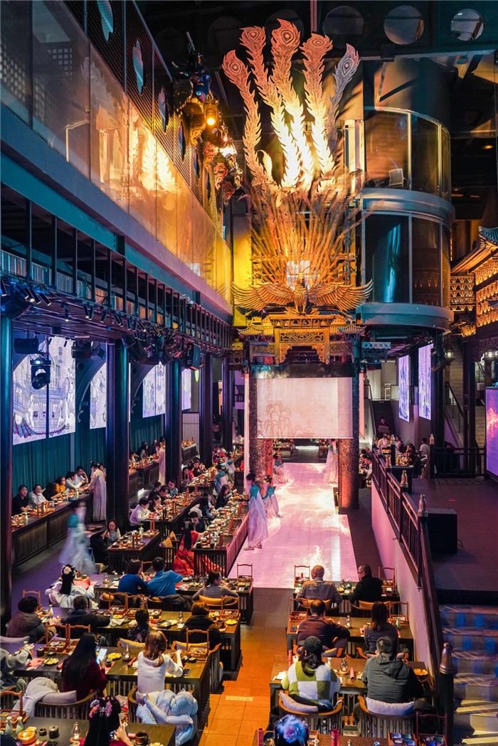 東郊記憶園區(qū)內(nèi)以蜀地文化為創(chuàng)作背景，溯源中國(guó)傳統(tǒng)宴飲儀禮打造的全景沉浸式漢文化主題餐秀。成都傳媒集團(tuán)供圖