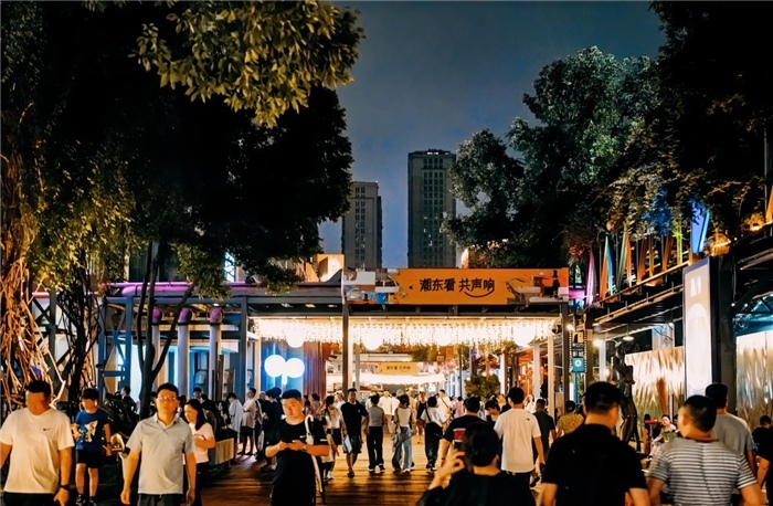 夜幕下的東郊記憶園區(qū)人流如織，熱度不減。資料圖片