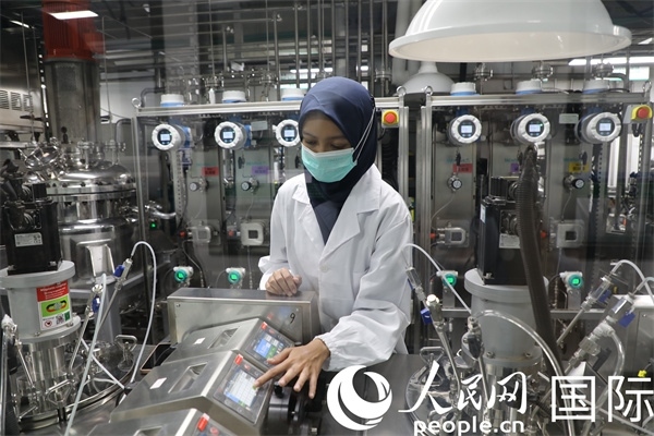 中國—印尼新能源材料與冶金工程技術(shù)聯(lián)合研究實驗室內(nèi)，研究人員正在工作。人民網(wǎng)記者曹師韻攝