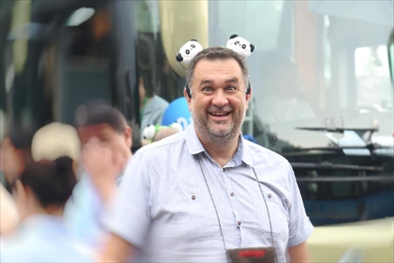 參訪熊貓谷前，塞爾維亞“一帶一路”研究所所長(zhǎng)博揚(yáng)·拉利奇戴上熊貓頭飾。（李佩藺 攝）