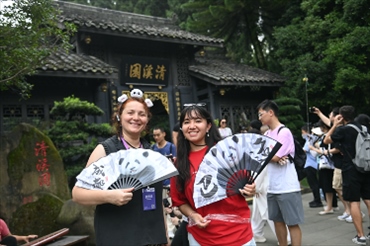 媒體考察團成員在都江堰清溪園合影留念。（陳斌 攝）