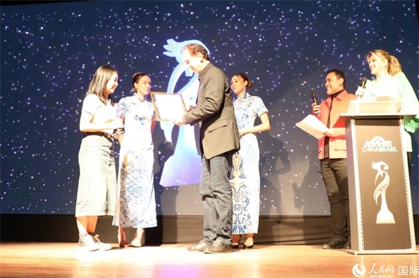 為期4天的第三屆中國－巴西電影展期間，來自中巴兩國的14部參展影片受到巴西電影愛好者和社會各界人士好評，并分別榮獲本次電影展組委會頒發(fā)的“藍(lán)鸚鵡”獎。7部最近兩年制作中國影片參展，其中由《環(huán)球時報》文娛新媒體平臺“環(huán)球時報—娛評”推薦參展的影片《長安三萬里》曾獲得第36屆中國電影金雞獎最佳美術(shù)片獎。圖為當(dāng)?shù)貢r間8月26日晚舉行的電影展開幕式暨“藍(lán)鸚鵡”獎頒獎典禮現(xiàn)場。 人民網(wǎng)記者 陳一鳴攝